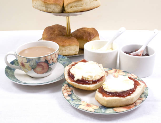 un tradizionale tè alla crema della cornovaglia - cornish cream tea foto e immagini stock
