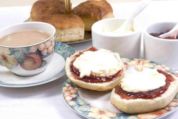 un tradizionale tè alla crema della cornovaglia - cornish cream tea foto e immagini stock