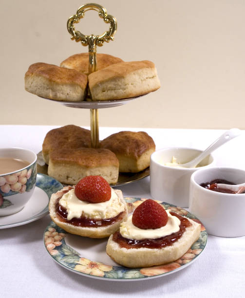 un tradizionale tè alla crema della cornovaglia - cornish cream tea foto e immagini stock