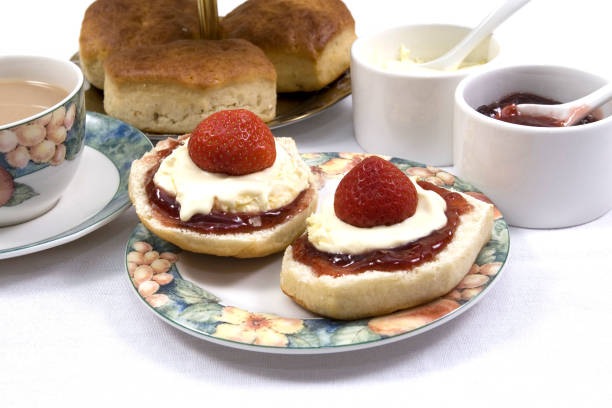 un tradizionale tè alla crema della cornovaglia - cornish cream tea foto e immagini stock