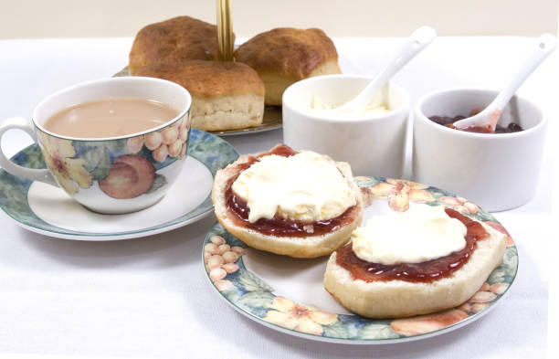 un tradizionale tè alla crema della cornovaglia - cornish cream tea foto e immagini stock