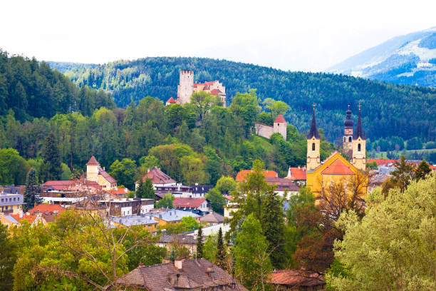 cidade de bruneck em val pusteria, região dos alpes do tirol do sul da itália - val pusteria - fotografias e filmes do acervo