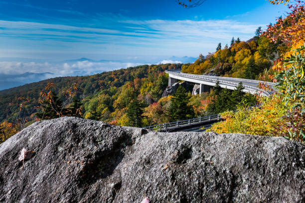 istock Rock View of Linn Cove Viaduct 867021918