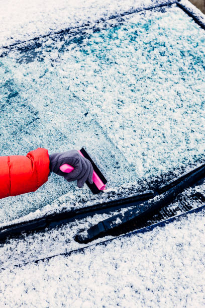 冷凍車のフロント ガラスの上のスクレーパー - snow car window ice scraper ストックフォトと画像