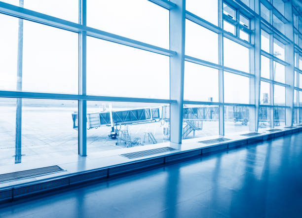 vista de pista y terminal del aeropuerto - sparse shanghai light corridor fotografías e imágenes de stock