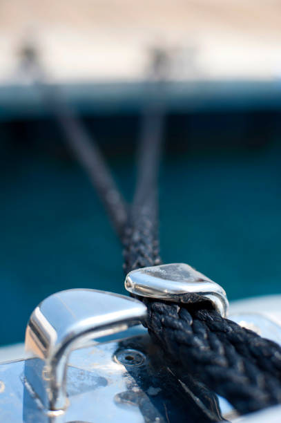 yacht-detail; der bogen - chrome metal tied knot twisted stock-fotos und bilder