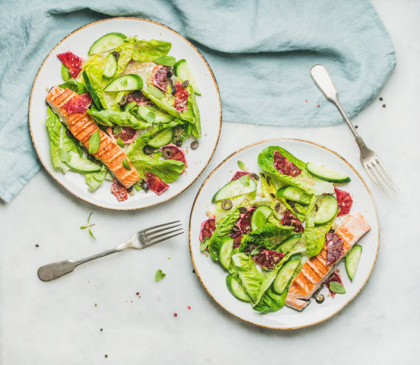 ensalada de primavera saludable de salmón a la parrilla, naranja, aceitunas y quinua - salad directly above salmon food fotografías e imágenes de stock