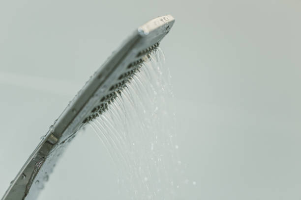 problema di bassa pressione dell'acqua primo piano al soffione della doccia nel bagno bianco - human face foto e immagini stock