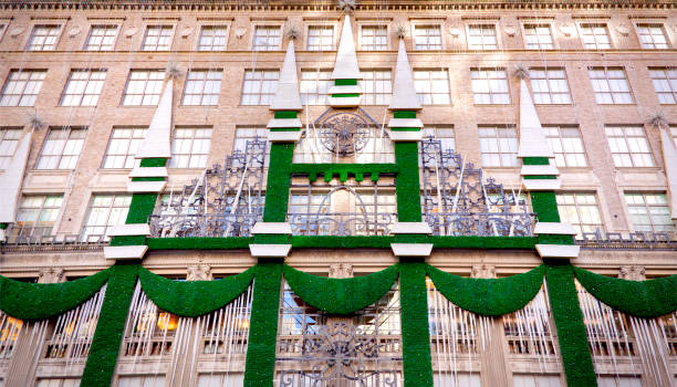 decoraciones de navidad en saks fifth avenue - saks fifth avenue fotografías e imágenes de stock