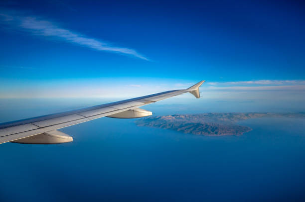 空を飛行機の窓からの絶景。エーゲ海のフライト。 - mountain range earth sky airplane ストックフォトと画像