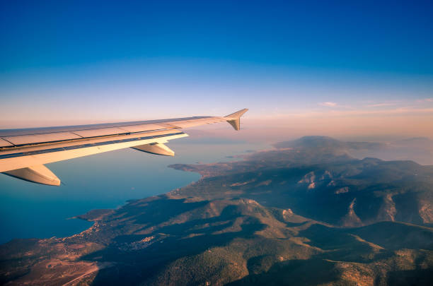 エーゲ海の空とレスボス島で飛行機の窓からの絶景。 - mountain range earth sky airplane ストックフォトと画像