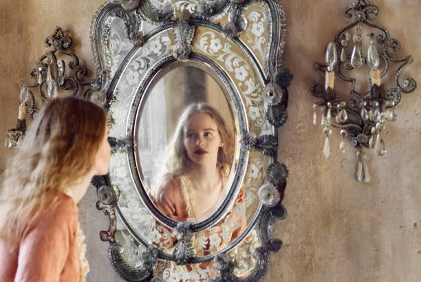 18th century woman in a castle - mirror women baroque style fashion imagens e fotografias de stock