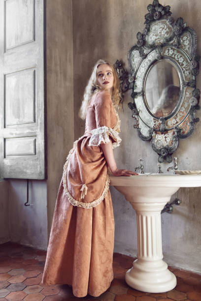 18th century woman in a castle - mirror women baroque style fashion imagens e fotografias de stock