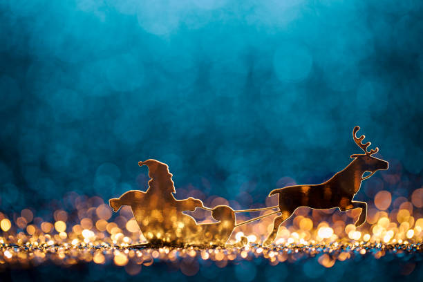 рождественские санта-сани и олени - фоны defocused - reindeer christmas decoration gold photography стоковые фото и изображения