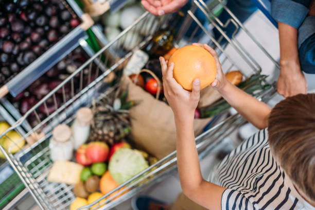 dziecko pomaga rodzicowi w zakupach - child food fruit childhood zdjęcia i obrazy z banku zdjęć