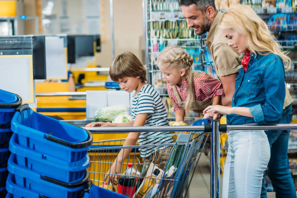 istock family in supermarket 867077836