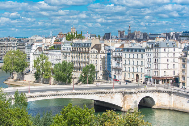 париж, вид на иль-сен-луи - pont de la tournelle стоковые фото и изображения