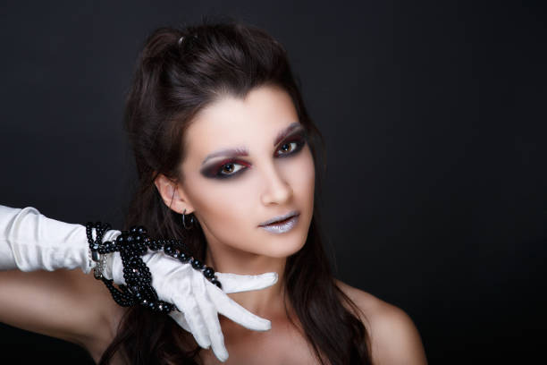 Retro style model Retro is a style that is consciously derivative or imitative of trends, modes, fashions, or attitudes of the recent past. It generally implies a vintage of at least fifteen or twenty years.