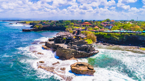 танах лот - храм в океане. бали, индонезия. - travel destinations bali tanah lot temple стоковые фото и изображения