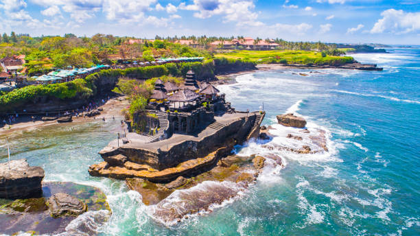 танах лот - храм в океане. бали, индонезия. - travel destinations bali tanah lot temple стоковые фото и изображения