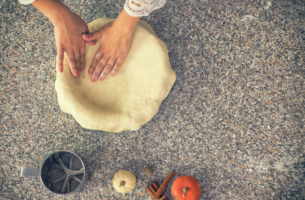 семья подготовка тыквенный пирог - cooking thanksgiving women baking стоковые фото и изображения