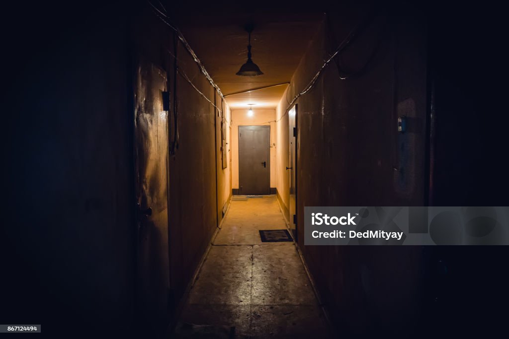 Corredor oscuro vacío sucio en edificio de apartamentos, puertas, lámparas de la iluminación - Foto de stock de Pasillo - Característica de edificio libre de derechos