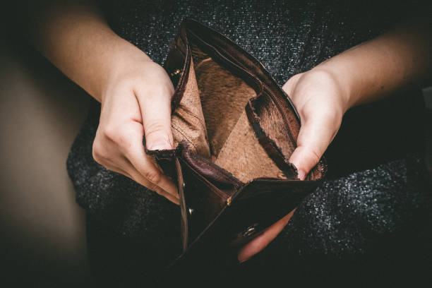 手に古い空の財布。女性の手でビンテージの空の財布。貧困の概念、退職。特別な調色 - unemployment ストックフォトと画像