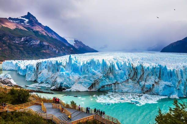 gletscher perito moreno in patagonien - argentina stock-fotos und bilder