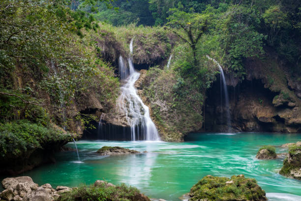 Wodospad i piękne jezioro w parku Semuc Champey, Gwatemala – zdjęcie