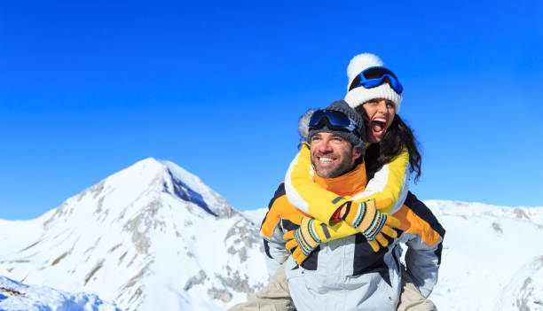 giovani sciatori di coppia che si divertono sulla cima della montagna di neve - bansko foto e immagini stock