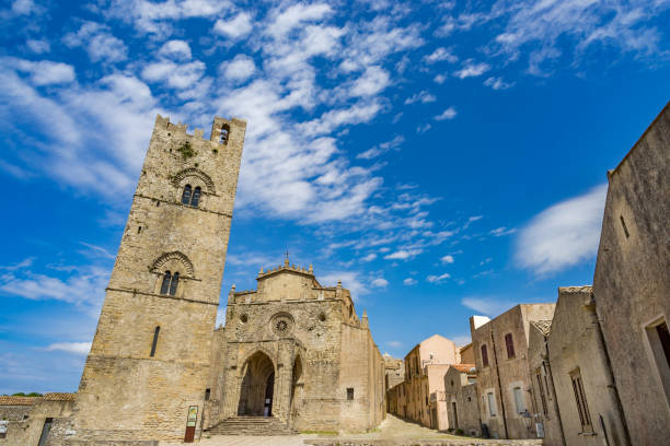 kathedrale von erice, santa maria assunta, (matrice oder hauptkirche) in erice, provinz von trapani. sizilien, italien. - erice stock-fotos und bilder