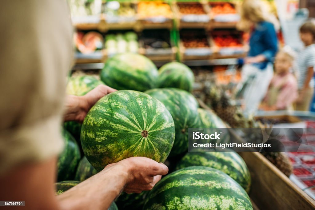 femme, cueillette melon d’eau en épicerie - Photo de Pastèque libre de droits