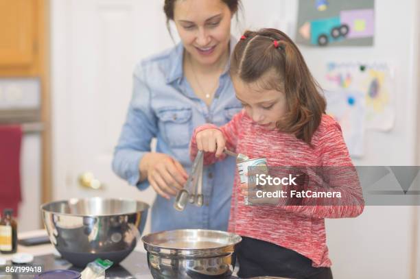 Mutter Und Tochter Backen Tag Stockfoto und mehr Bilder von Alleinerzieherin - Alleinerzieherin, Altersunterschied, Asiatischer und Indischer Abstammung