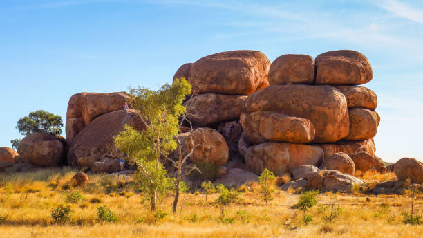 オーストラリアで悪魔のビー玉を探索 - devils marbles ストックフォトと画像