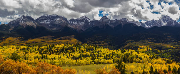 la gama sneffles en follaje de pico - uncompahgre national forest fotografías e imágenes de stock