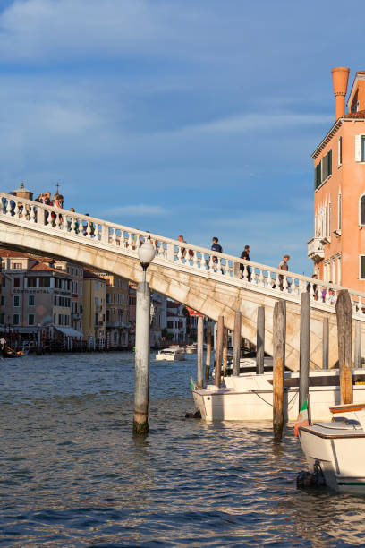 gran canal, ponte degli scalzi, edificios antiguos, aparcados barcos en la marina, venecia, italia - ponte degli scalzi fotografías e imágenes de stock