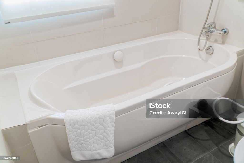 豪華なバスルームのバスタブの詳細とフラグメント - 風呂のロイヤリティフリーストックフォト