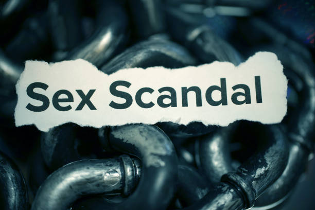 секс-скандал - gossip newspaper headline shock newspaper стоковые фото и изображения