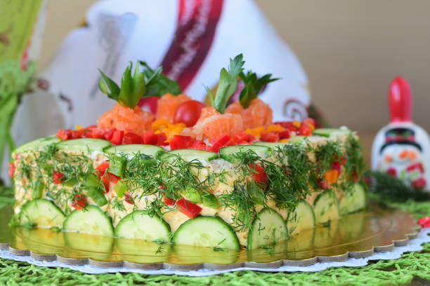 tartelette de saumon fumé, concombre, fromage, tomate - christmas lunch mediterranean cuisine color image photos et images de collection