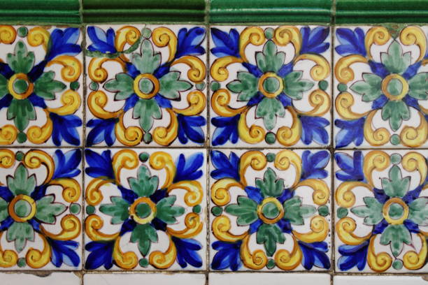 patrones tradicionales de un andaluz azulejo - spanish tiles fotografías e imágenes de stock