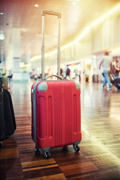 cerrar el equipaje en el aeropuerto - foto de stock