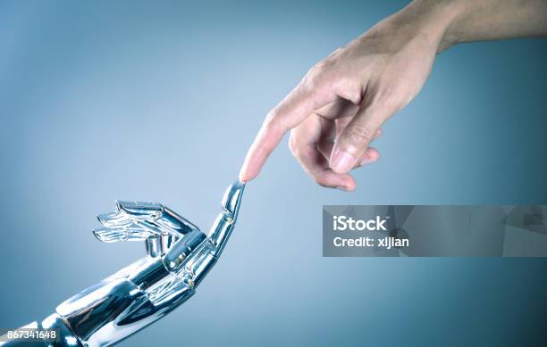 Humanos Y Robot Mano De Conexión Foto de stock y más banco de imágenes de Inteligencia artificial - Inteligencia artificial, Brazo robótico - Herramientas de fabricación, Robot
