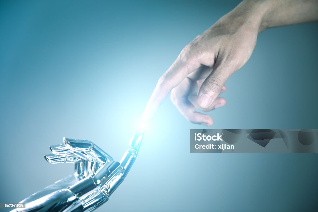 L’homme et le robot main reliant - Photo de Personne humaine libre de droits