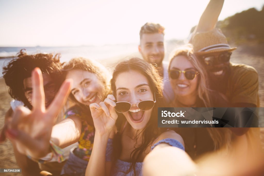 Multi-ethnischen Freunde unter Selfies am Strand, in den Sommerferien - Lizenzfrei Freundschaft Stock-Foto