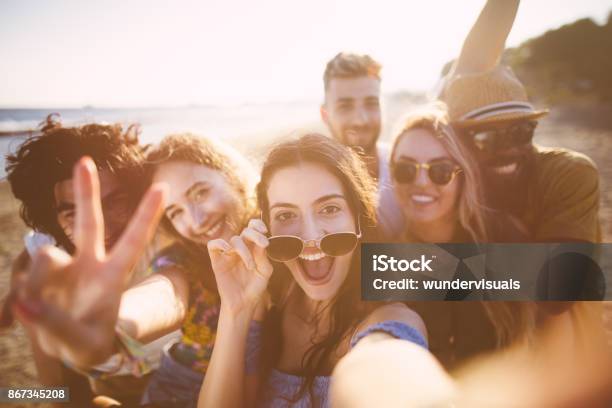 Multiethnischen Freunde Unter Selfies Am Strand In Den Sommerferien Stockfoto und mehr Bilder von Freundschaft