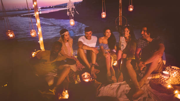 coppie hipster multietniche che si divertono alla festa in spiaggia notturna estiva - 5442 foto e immagini stock
