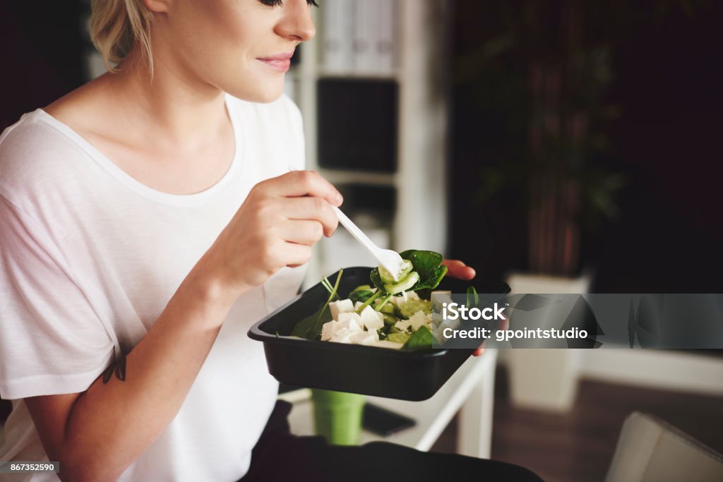Empresária tenta manter uma dieta saudável - Foto de stock de Comer royalty-free