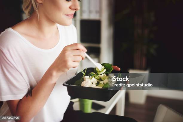 Foto de Empresária Tenta Manter Uma Dieta Saudável e mais fotos de stock de Comer - Comer, Escritório, Alimentação Saudável