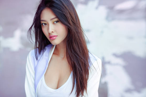 asian fashion model outdoors - asian ethnicity fashion model beautiful luxury imagens e fotografias de stock