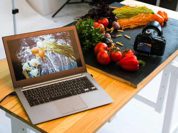 istock food photography laptop advertisment e-commerce 867363768
